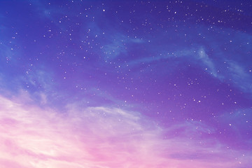 Blick auf einen violetten Abendhimmel mit Zirruswolken und Sternen (Hintergrund, abstrakt)