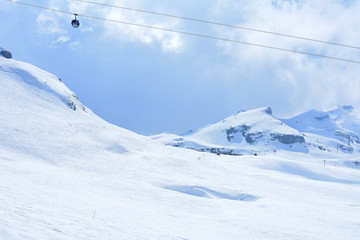 t&eacute;l&eacute;ph&eacute;rique sur les montagnes enneig&eacute;es de Flaine