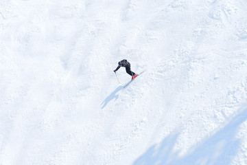skieur sur une piste de bosses