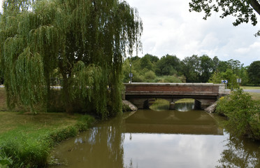 Grace au joli pont de pierres, la route passe au-dessus de la rivi&egrave;re &agrave; Vernou sur Brenne en Indre et Loire