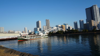 Obraz premium 庭園の池に映るビル