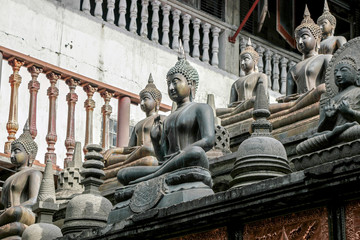 Naklejka premium Buddha statues in Gangaramaya Temple in Colombo