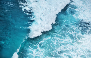 Golven en azuurblauw water als achtergrond. Uitzicht vanaf hoge rots aan het oceaanoppervlak. Natuurlijke zomer zeegezicht. Waterachtergrond.