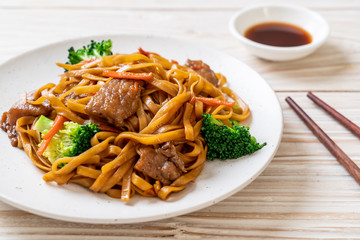 stir-fried noodles with pork and vegetable