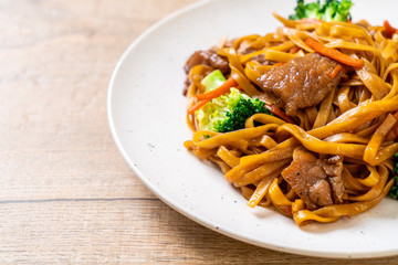 stir-fried noodles with pork and vegetable