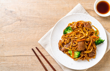stir-fried noodles with pork and vegetable