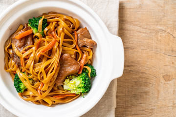 stir-fried noodles with pork and vegetable