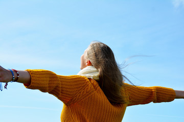 Junge Frau mit ausgestreckten Armen