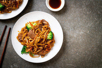 stir-fried noodles with pork and vegetable