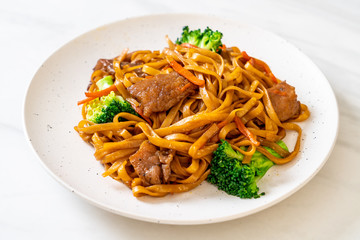 stir-fried noodles with pork and vegetable