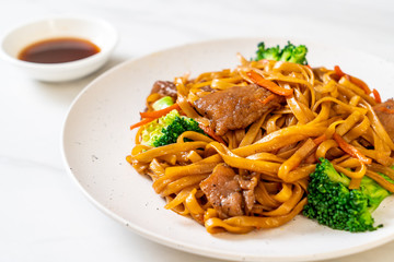 stir-fried noodles with pork and vegetable