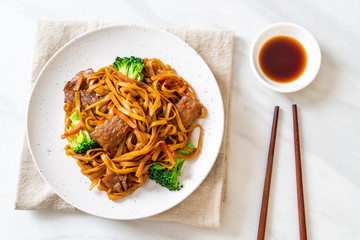 stir-fried noodles with pork and vegetable