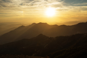 Obraz premium sunset on the Moro rock in Sequoia national park