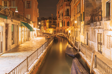 Fototapeta na wymiar bright night in Venice