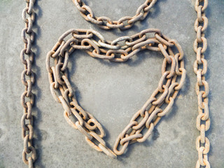 Fototapeta na wymiar heart made of chain on black background