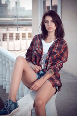 Девушка в городе на прогулке