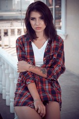 Девушка в городе на прогулке