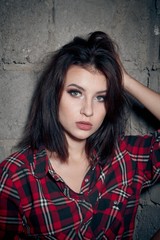 Девушка в заброшенном здании