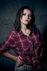 Девушка в заброшенном здании