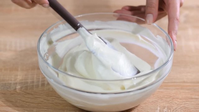 Making of a cream for home-made cakes