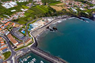 Fototapeta premium Die Azoren aus der Luft - Sao Miguel - Heisse Quellen, Gärten, Sen und Landschaften aus der Luft 