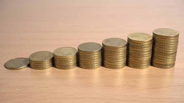 Monedas de 50 c&eacute;ntimos de euro apiladas