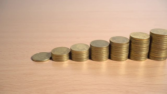 Monedas de 50 c&eacute;ntimos de euro apiladas