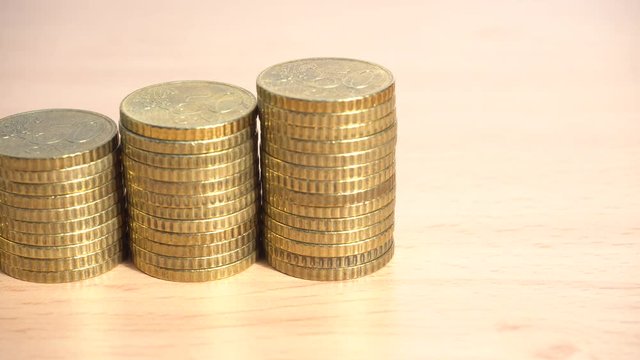 Monedas de 50 c&eacute;ntimos de euro apiladas