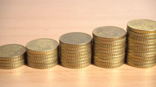 Monedas de 50 c&eacute;ntimos de euro apiladas