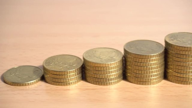 Monedas de 50 c&eacute;ntimos de euro apiladas