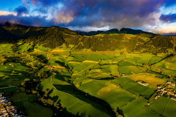 Sao Miguel - Die Azoren aus der Luft mit der Drohne. Meer, Strand, Küste und Landschaften aus der...