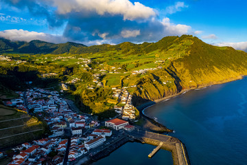 Sao Miguel - Die Azoren aus der Luft mit der Drohne. Meer, Strand, Küste und Landschaften aus der...