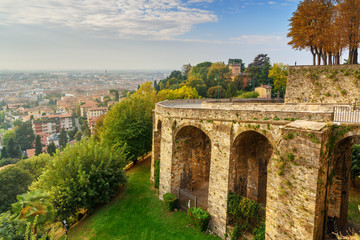 Obraz premium Old bridge on Via Sant Alessandro street to upper city Cita Alta. Bergamo. Italy