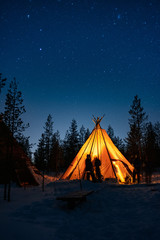 noche estrellada en tienda Finlandia nevado