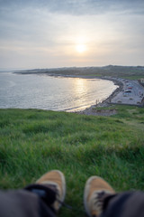 vista de atardecer desde acantilado en costa de Galway Irlanda