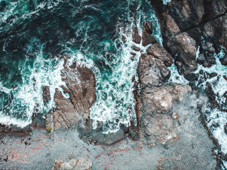 Vista aérea rocas en orilla de playa en norte de Chile