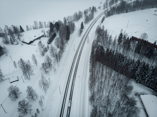 Vista aérea camino  con bosque nevado alrededor Finlandia