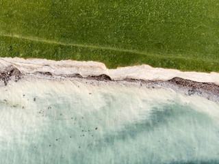 Vista aérea de mar junto a acantilado verde en galway Irlanda 