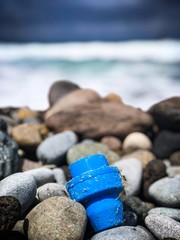 Tapon de plastico en playa concienciacion del medioambiente
