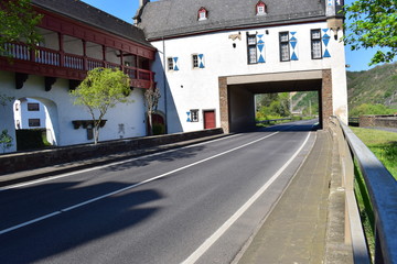 Vorburg Kobern-Gondorf mit Durchfahrt Moseluferstraße