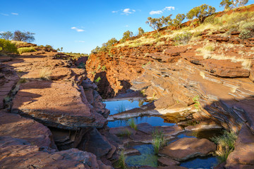 Fototapeta na wymiar hiking to joffre gorge lookout in karijini national park, western australia 13