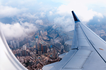 Samolot do Hongkongu. Widok okna samolotu na wieżowce. Ogólny widok na miasto. Antena gród. Pojęcie podróży i transportu lotniczego .. - 263512298