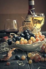 glasses of red and white wine and grapes