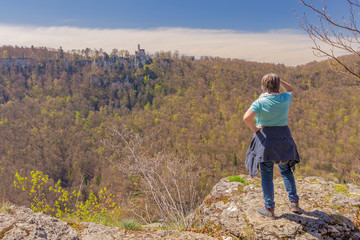 Naklejka premium Wanderer blickt von Traifelberg über das Echaztal zum Schloss Lichtenstein
