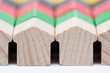 Rangées de petites maisons en bois coloré