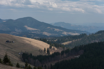 Fototapeta na wymiar mountain views with cloudy sky and traveling tourists in the Ukrainian Carpathians