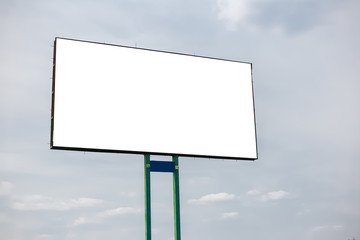 Obraz premium Empty billboard blank for advertising, on background of cloudy sky.