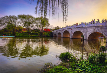 Obraz premium Old traditional Chinese bridge in city park.