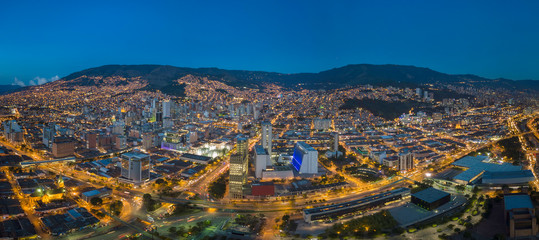 Fotografía aérea panorámica del centro de Medellín, Antioquia (Colombia)