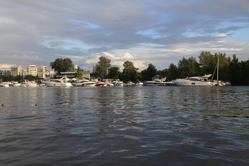 Obraz premium beautiful houses and yachts at sunset on the shore of the Gulf of Finland